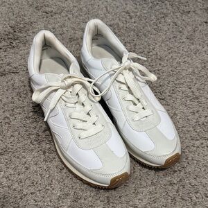 Universal Threads Women’s White Mercedes Sneakers